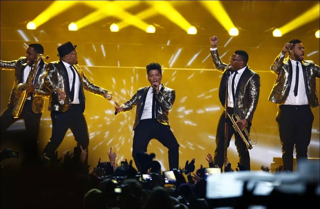 Bruno mars bruninhos theme. Bruno mars группа. bruno mars super bowl 2014. bruno mars live. бруно марс на концерте.