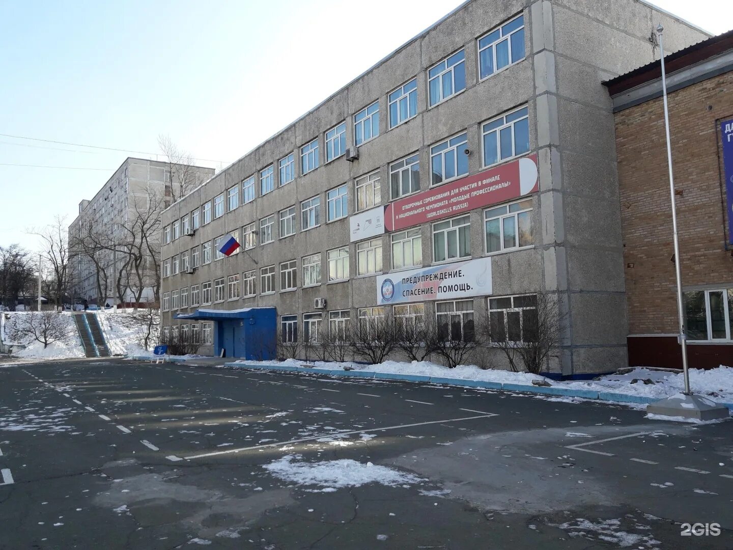 Выставку в честь 80-летия Приморского краевого художественного колледжа открыли 