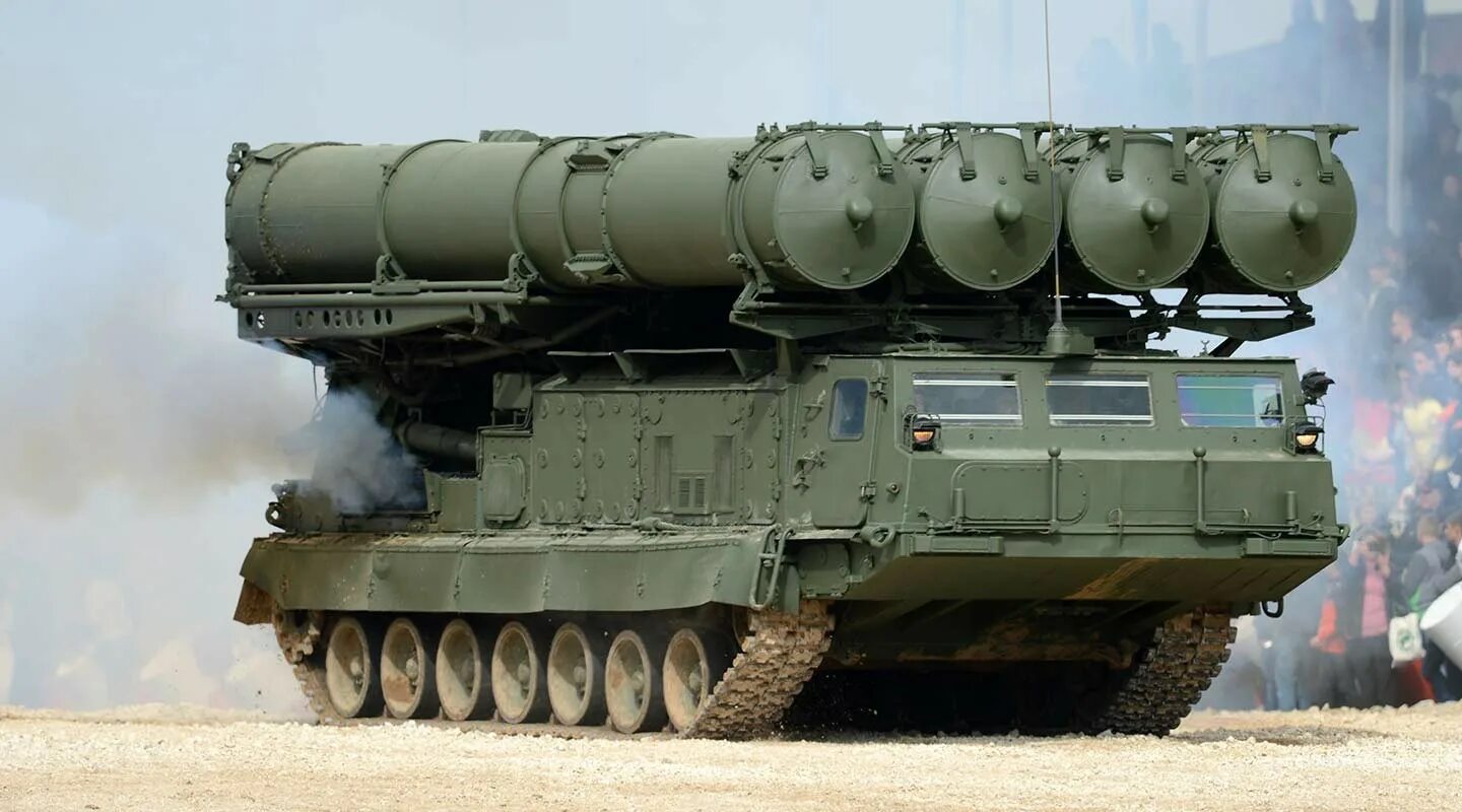 С-300в4 пожар. Зрк с-300пму краз\. Рсзо смерч на гусеничном ходу. S 300 ракетный комплекс. Маз 543 зрк с300.