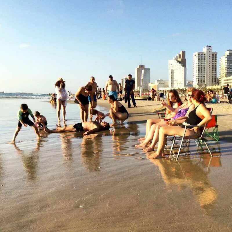 Чат тель авив общение. Пляж Герцлия Тель-Авив. Тель Авив 1980s. Пляж Гулеа Тель Авив. Marina Beach Тель Авив.