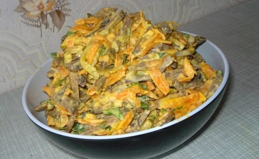 Рецепты вкусных салатов с говяжьей печенью. Салат обжорка с печенью и солеными огурцами. салат обжорка с куриной печенью. салат из печени с солеными огурцами и морковью и луком. салат с печенью и морковью и солеными огурцами.