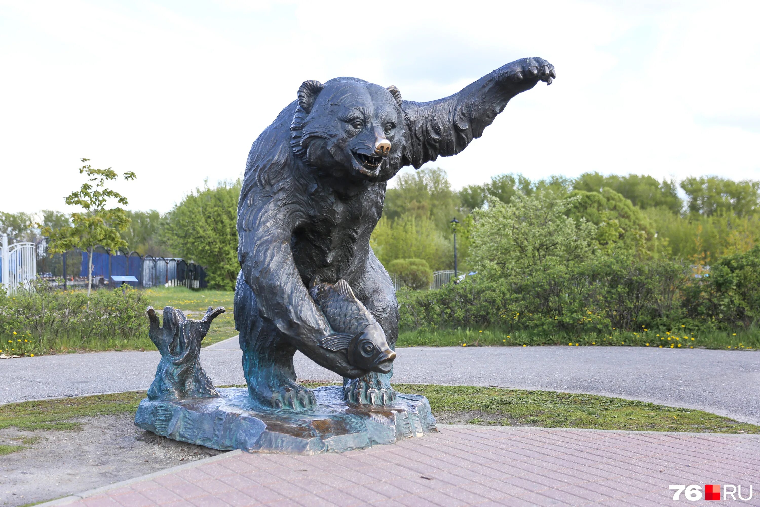 Почему медведь ярославль. Медведь Церетели в Ярославле. Ярославль парк 1000 летия медведь. Рычащий медведь в Ярославле. Скульптура медведь сквер Пермь.