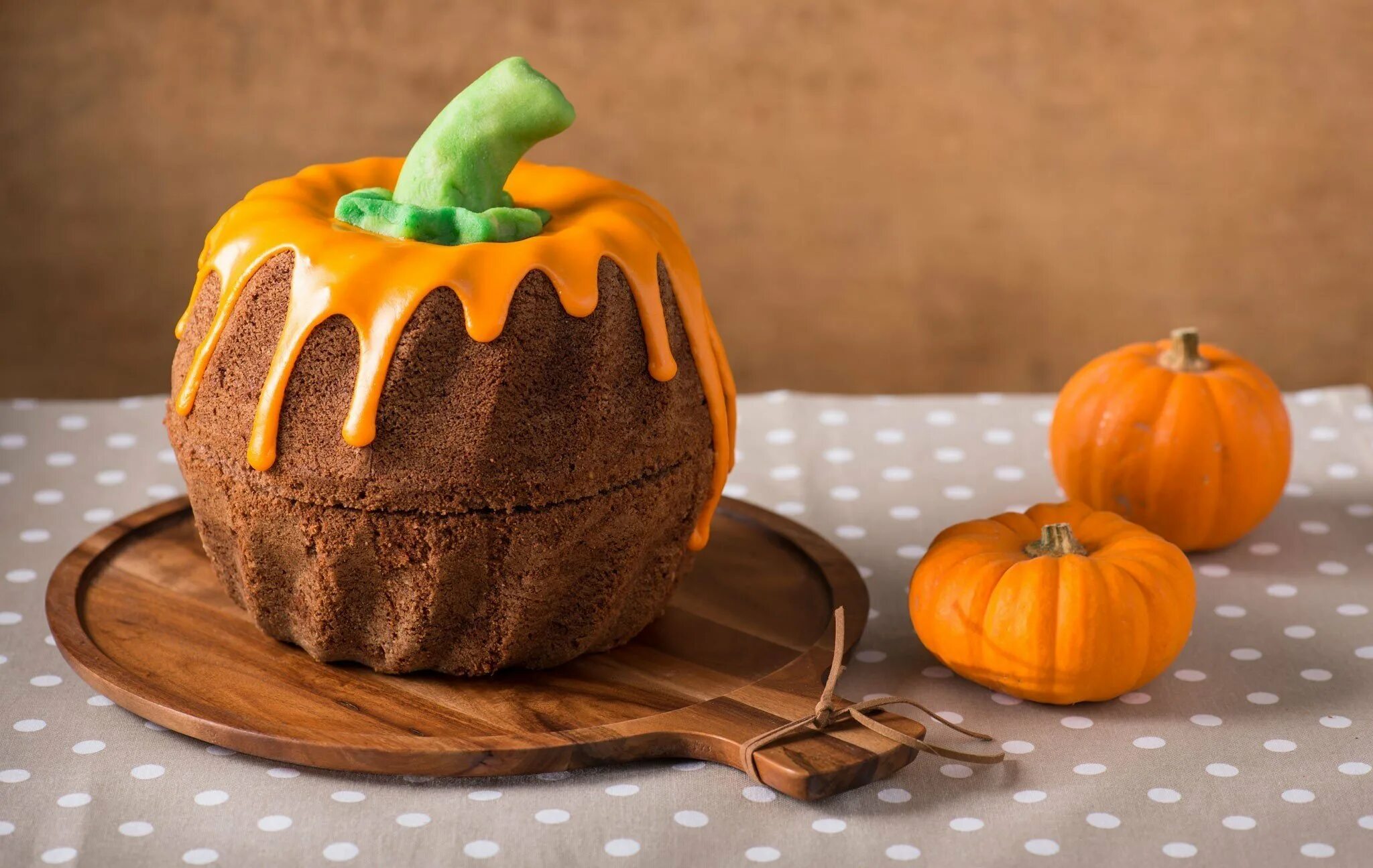 Тыква с печенью рецепты. Тыквенный пирог Halloween. Блюда на Хэллоуин. Тыква Хэллоуин. Торт в виде тыквы.