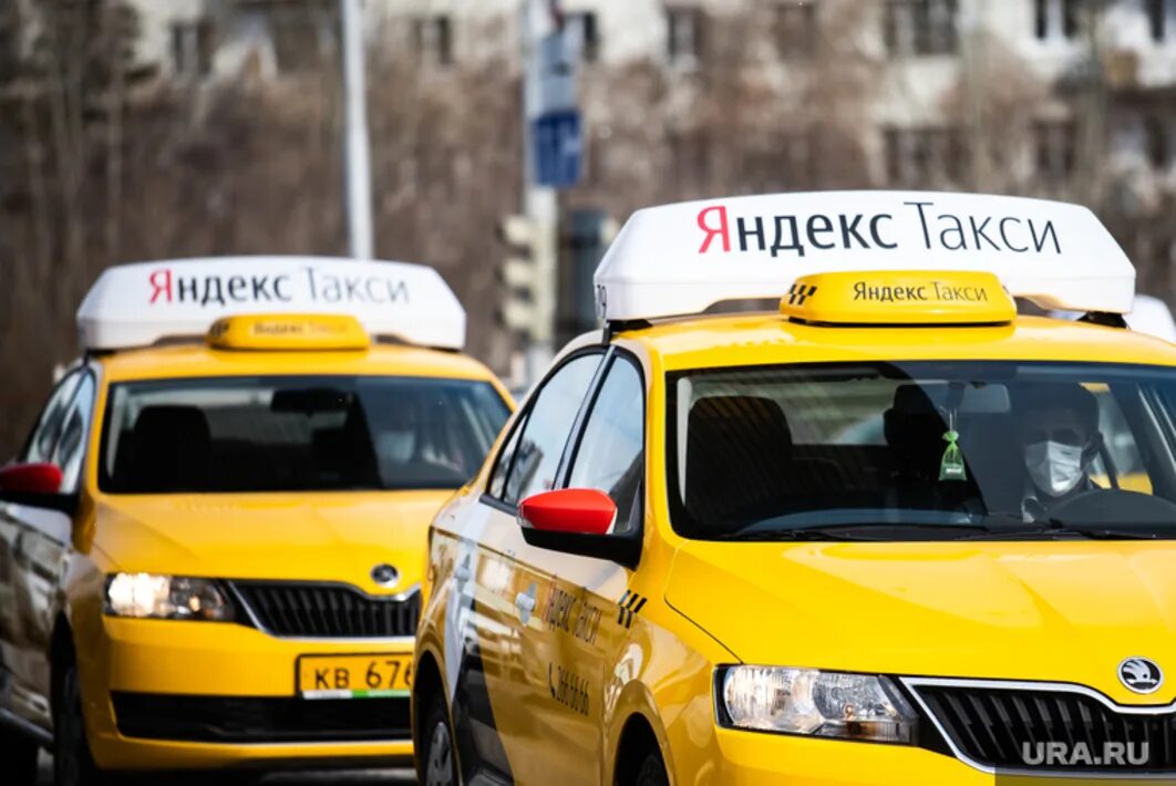 Такси го работа. Яндекс такси. водитель яндекс такси. короб яндекс такси. яндекс go такси.