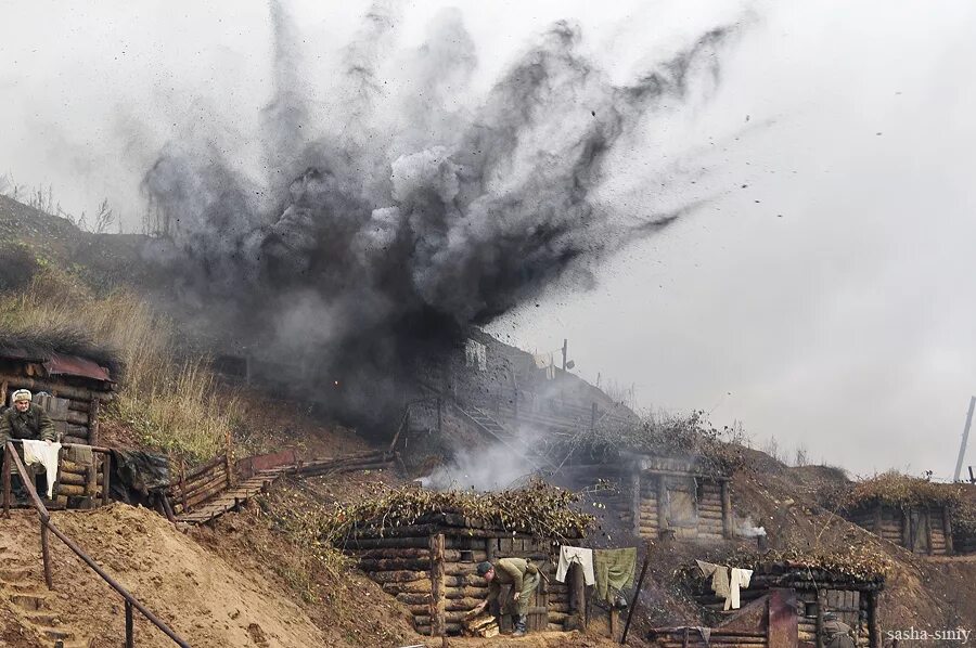 украинский военный в блиндаже. блиндаж боевиков в чечне в лесу. воронка от взрыва в лесу. блиндаж щурова на невском пятачке. раскопки немецких блиндажей.