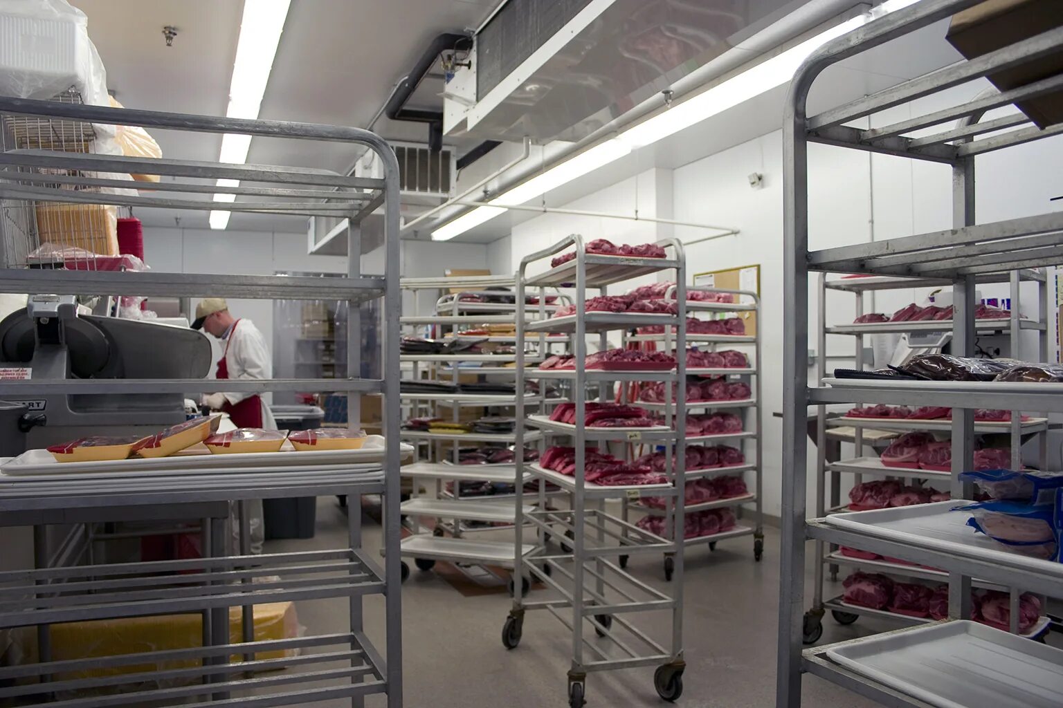 Хранение продуктов на складе. Организация хранения на кухне. Хранение продуктов. Складские помещения продуктов. Помещение для хранения продуктов.