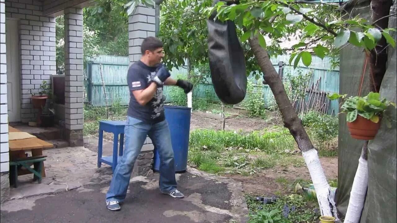 Груша сделать самому. Самодельная боксерская груша. самодельная груша для бокса. боксерская груша на дереве. боксерская груша из автомобильной камеры.