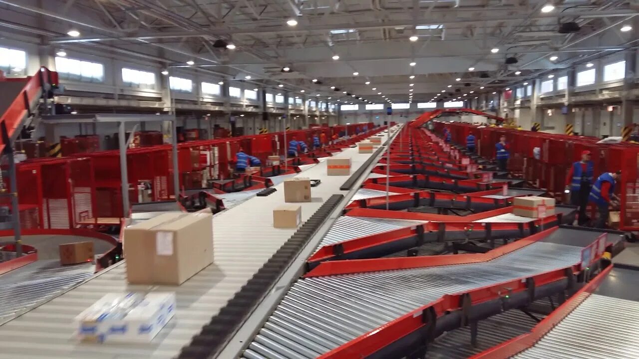 Его готовят к отправке на сортировочный терминал. Киевский инновационный терминал. сортировочный терминал. склад “новой почты. склады новой почты в одессе.