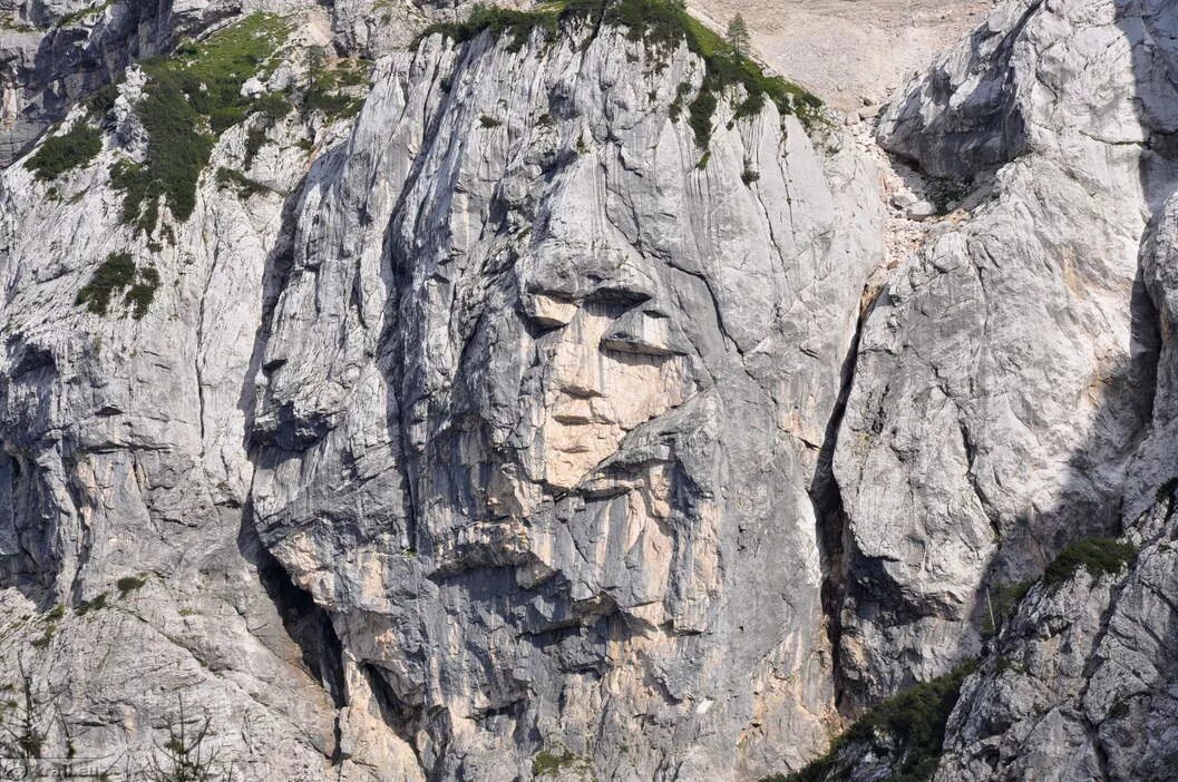 Остров патмос горный алтай лик богородицы. Лик христа на стене монастыря. Нижний архыз лик христа. Нерукотворный лик христа в архызе. Лик месте.