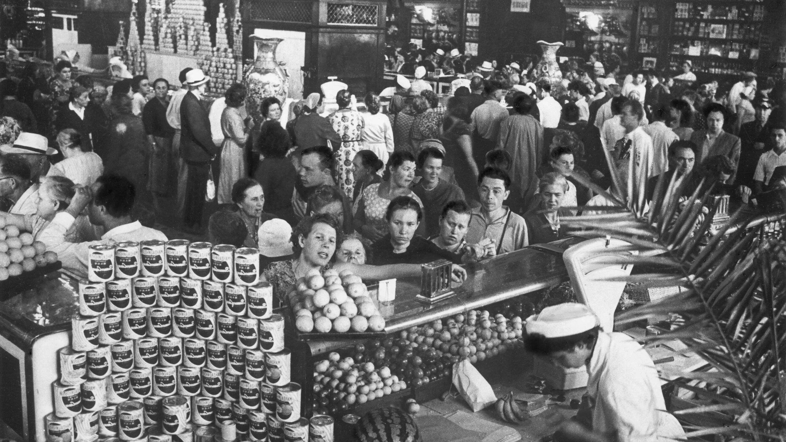 Гастроном магазин в ссср в 1950. Гастроном времена. Елисеевский гастроном ссср. Елисеевский гастроном москва ссср. Елисеевский гастроном 60-х годов ссср.
