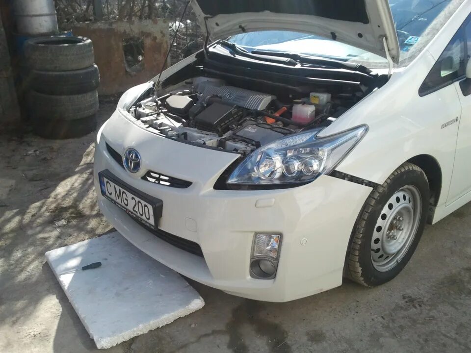 Бампер приус 30 купить. Приус 30 без бампера. Toyota Prius без бампера. Toyota Prius 30 ни бампера защита. Крепление бампера Тойота Приус 20 кузов 2009 года.