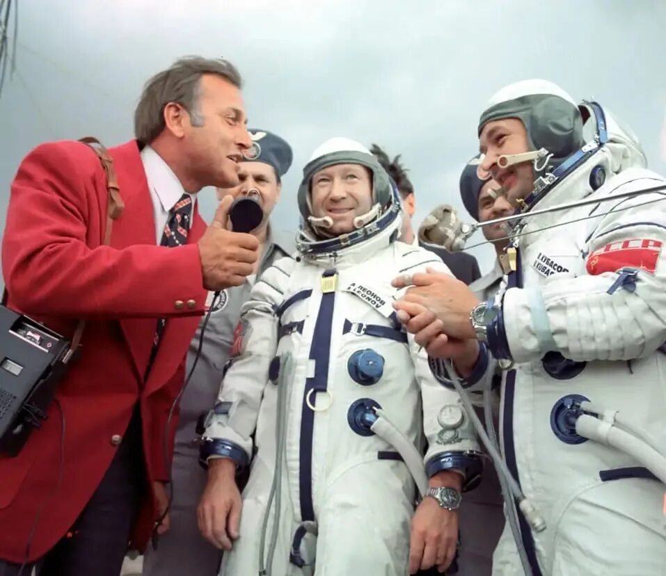Первый человек побывавший в открытом космосе. Леонов космонавт полет в космос. Леонов и Кубасов. Первый выход в открытый космос Леонова.