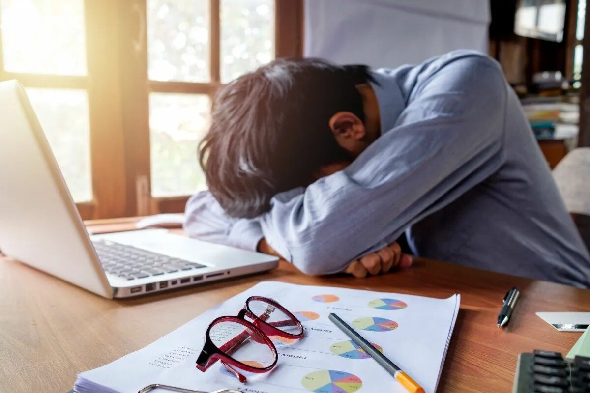 Очень уставший человек. Человек за компьютером. Уставший от работы тип связи. Усталый бизнесмен. Уставший от работы тип связи.