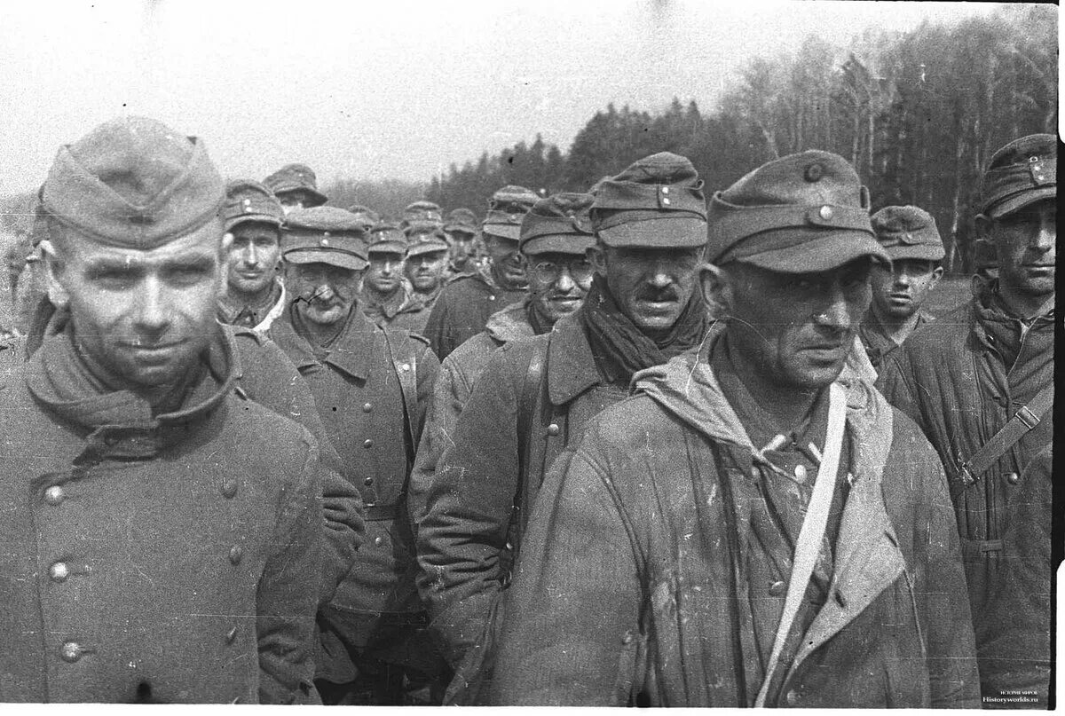 Пленный плененный. Пленные немецкие солдаты 1945. Пленные немцы кенигсберг. Нормандия 1944 немецкий солдаты. Пленные немцы в сталинграде 1943.