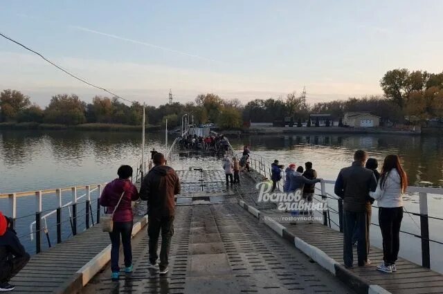 Понтонный мост ростов на дону. Понтонный мост ростов. Переправа на зеленый остров ростов на дону. Понтонный мост на зеленый остров. Понтонный мост ростов на дону.