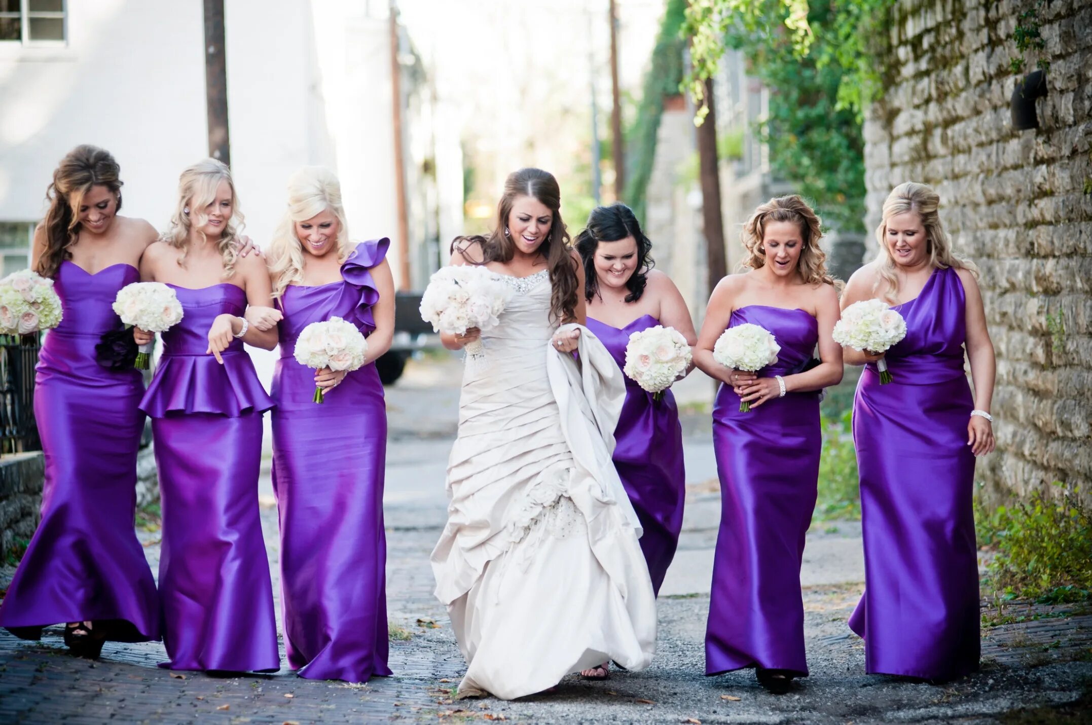 Цвет свадьбы фото. Сиреневые платья для подружек невесты. Фиолетовая свадьба. Подружки невесты фиолетовый. Атласные платья для подружек невесты.