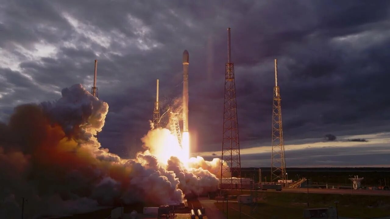 Ракета SPACEX. Мыс Канаверал космодром. Falcon ракета. Запуск ракеты панорама.