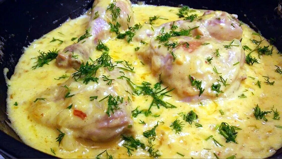 Курица на сковороде с сыром и сметаной. Курица с картошкой в сливочном соусе. Курица с картошкой в сметанном соусе на сковороде. Картофель, тушеный с курицей и сметаной. Картошка с курицей в сметанном соусе.