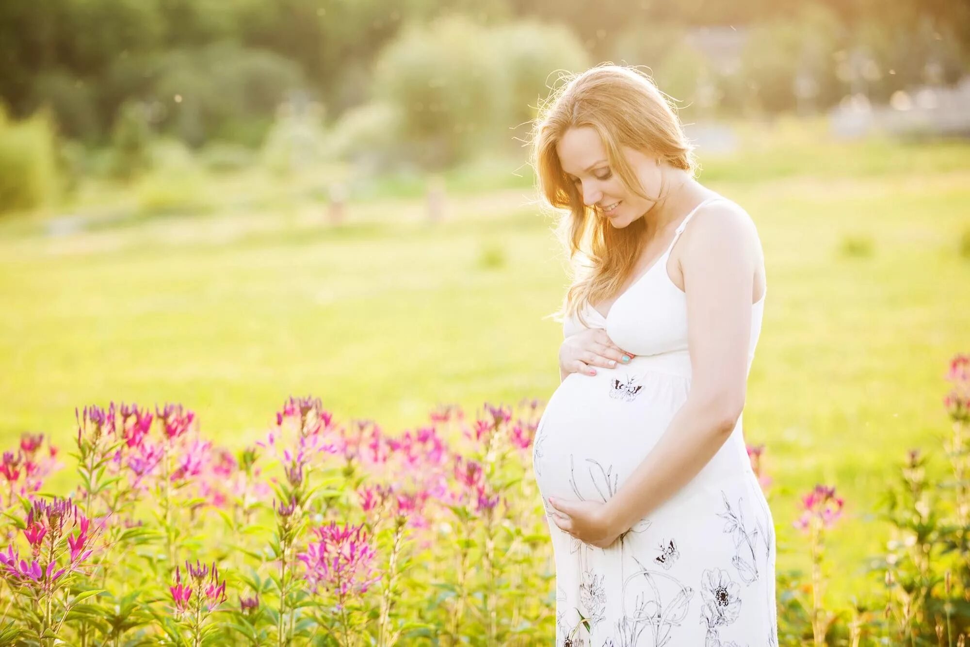 Woman is pregnant. Красивые беременные женщины.