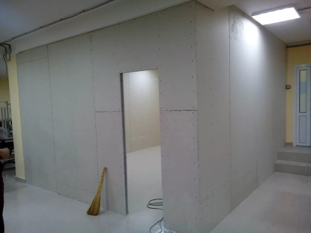 Монтаж перегородки из профиля. Отделка гипсокартонных стен. Монтаж гипсокартонной перегородки. Обшивка стен гипсокартоном. Монтаж перегородок работ.