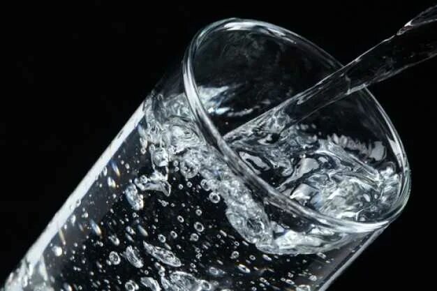 Воды а6. Стакан воды. Дисц вода. Буря в стакане воды. Дистиллированная вода в стакане.