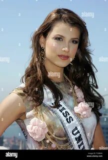 Miss Universe Stefania Fernandez checks out the view of Manhattan from the ...