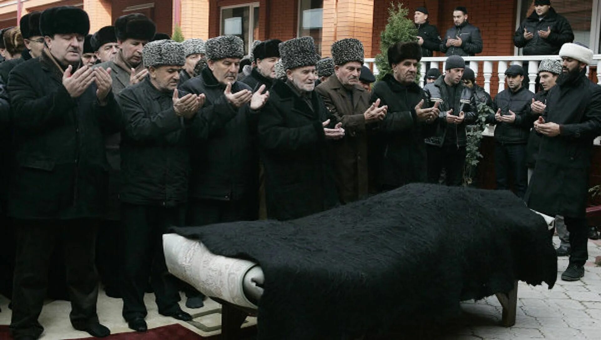 Могила Ямадаева Сулима. Как проходят похороны в москве