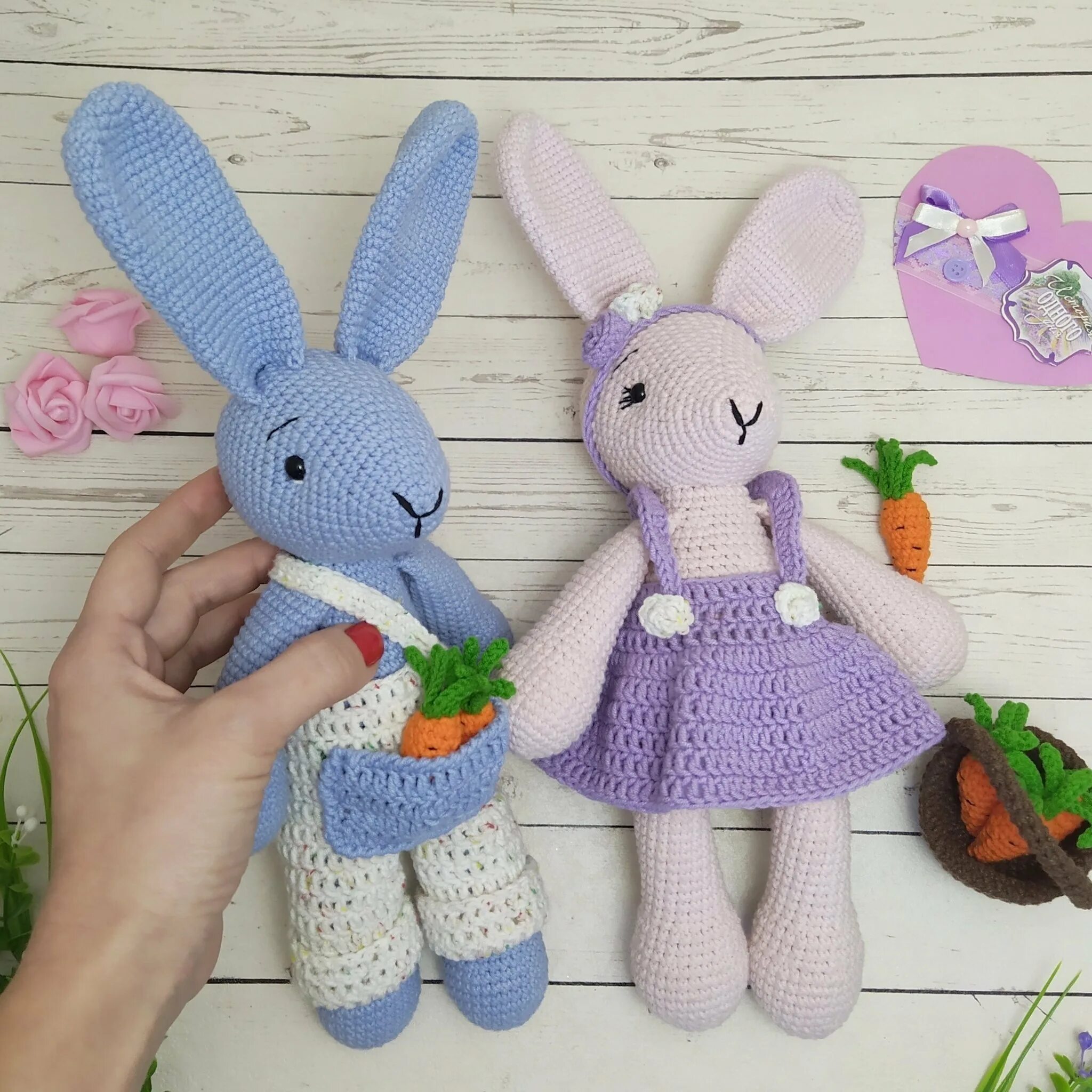 Вязаный заяц крючком. Игрушка зайчик спицами. Маленькие игрушки спицами. Зайка джулии уильямс. Игрушка зайчик спицами.