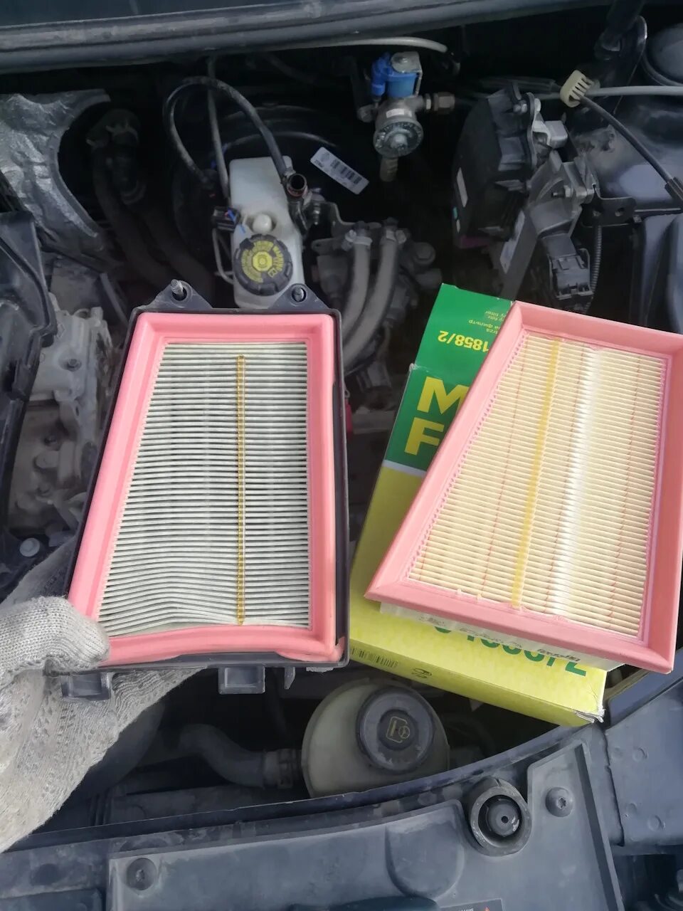 Воздушный фильтр рено сандеро степвей 2. 6. Поменять фильтр воздушный на логан. Воздушный фильтр рено логан 2 1. Рено логан 2007 1.