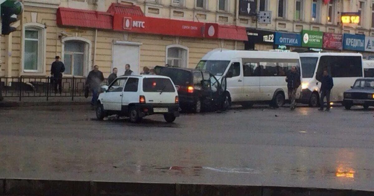 Колхозная площадь смоленск маршрутки. Авария на колхозной площади смоленск. колхозная площадь смоленск. оптика в смоленске на колхозной площади. колхозная площадь 2 смоленск.
