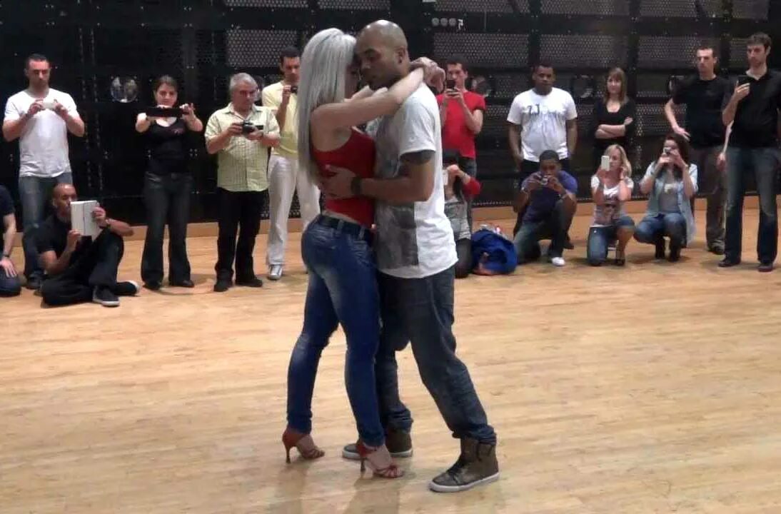 включи танцы пожалуйста