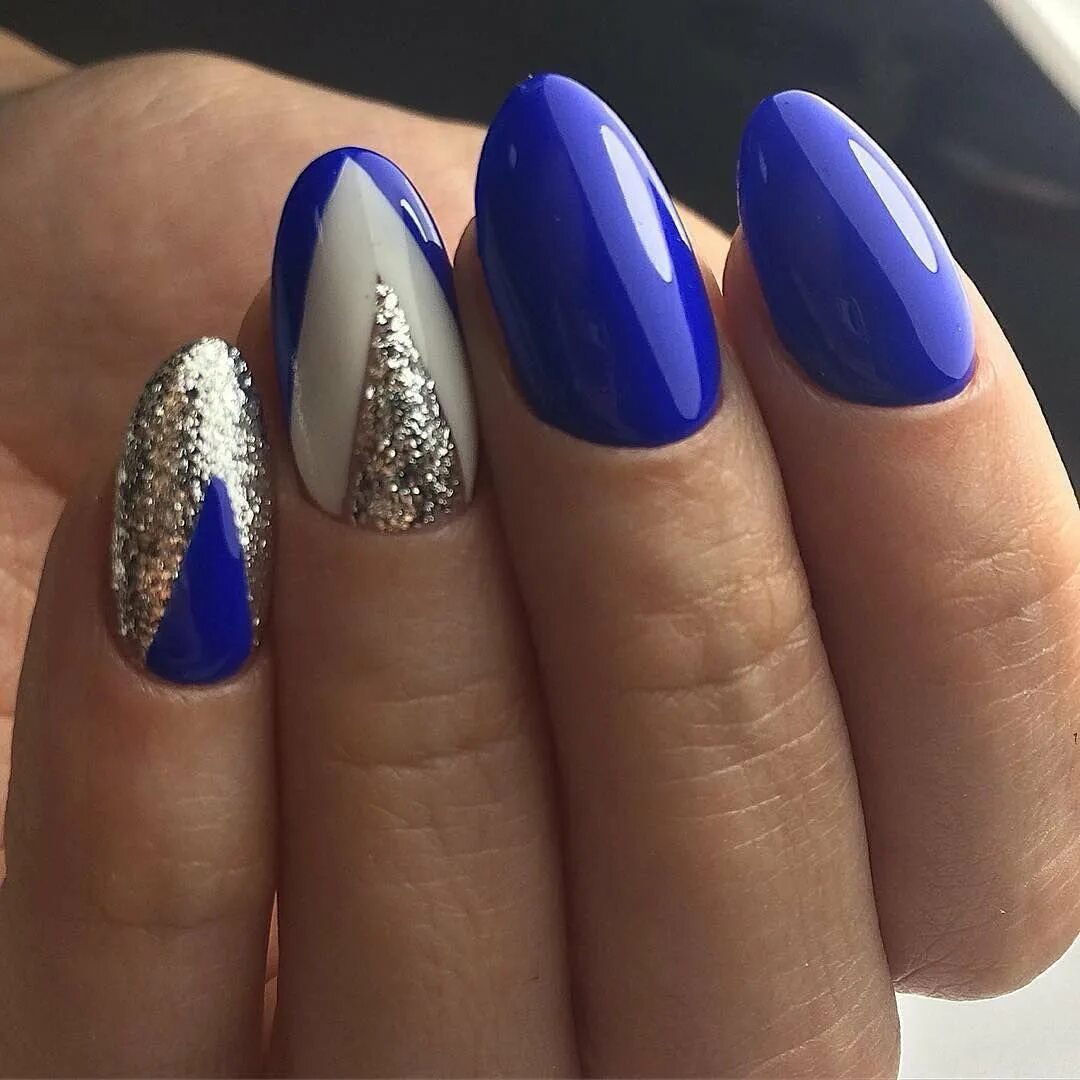 Синие ногти миндаль. Синий маникюр. Синий маникюр на миндальных ногтях. Ногти синие с блестками. Синий маникюр на овальные ногти.