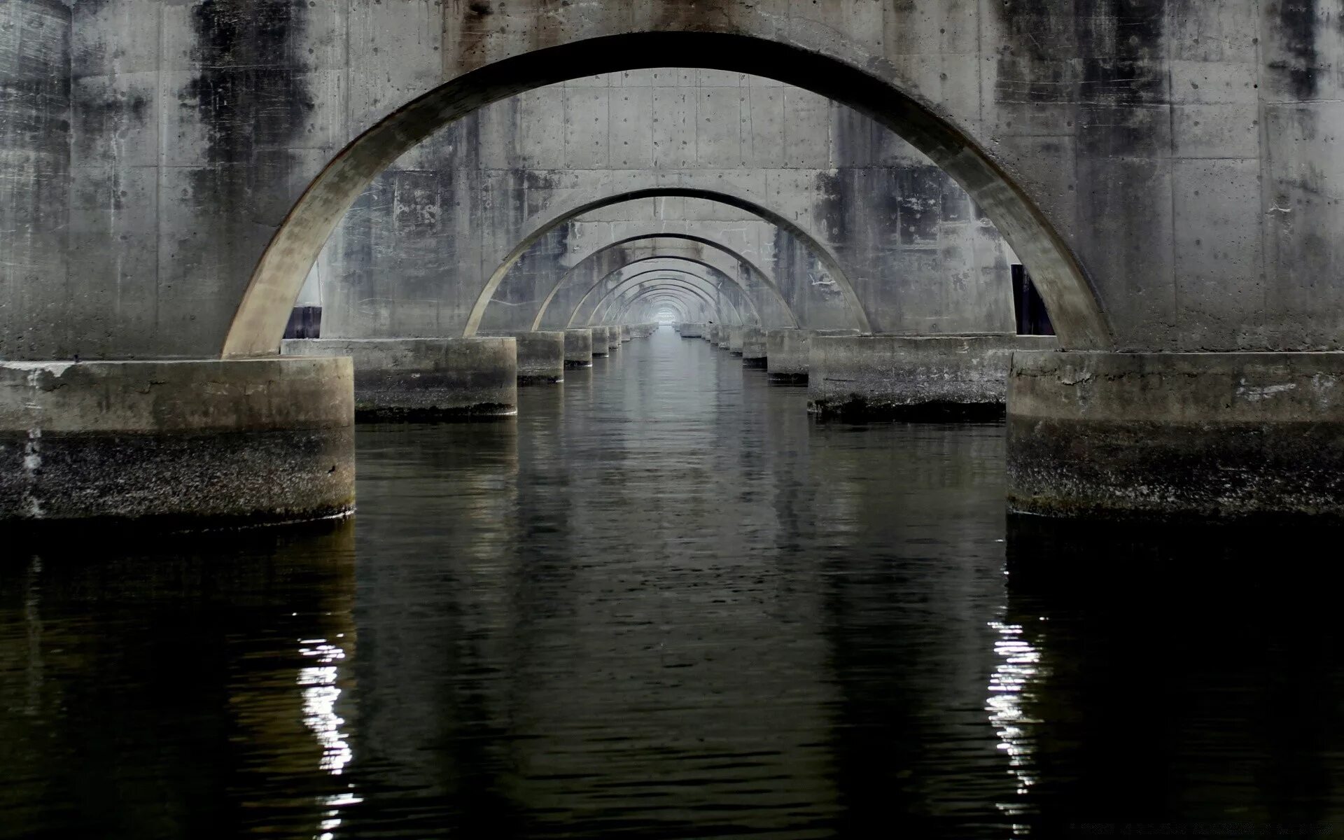 Арка в воде. Отражение моста в воде. Мост под водой. Арка под мостом. Отражение в воде.