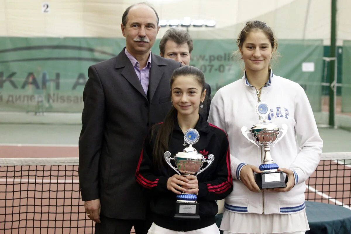 бавария с кубком. цска чемпион 2013. кубок 2013. кубки дома. кубок награждения дизайнерский.