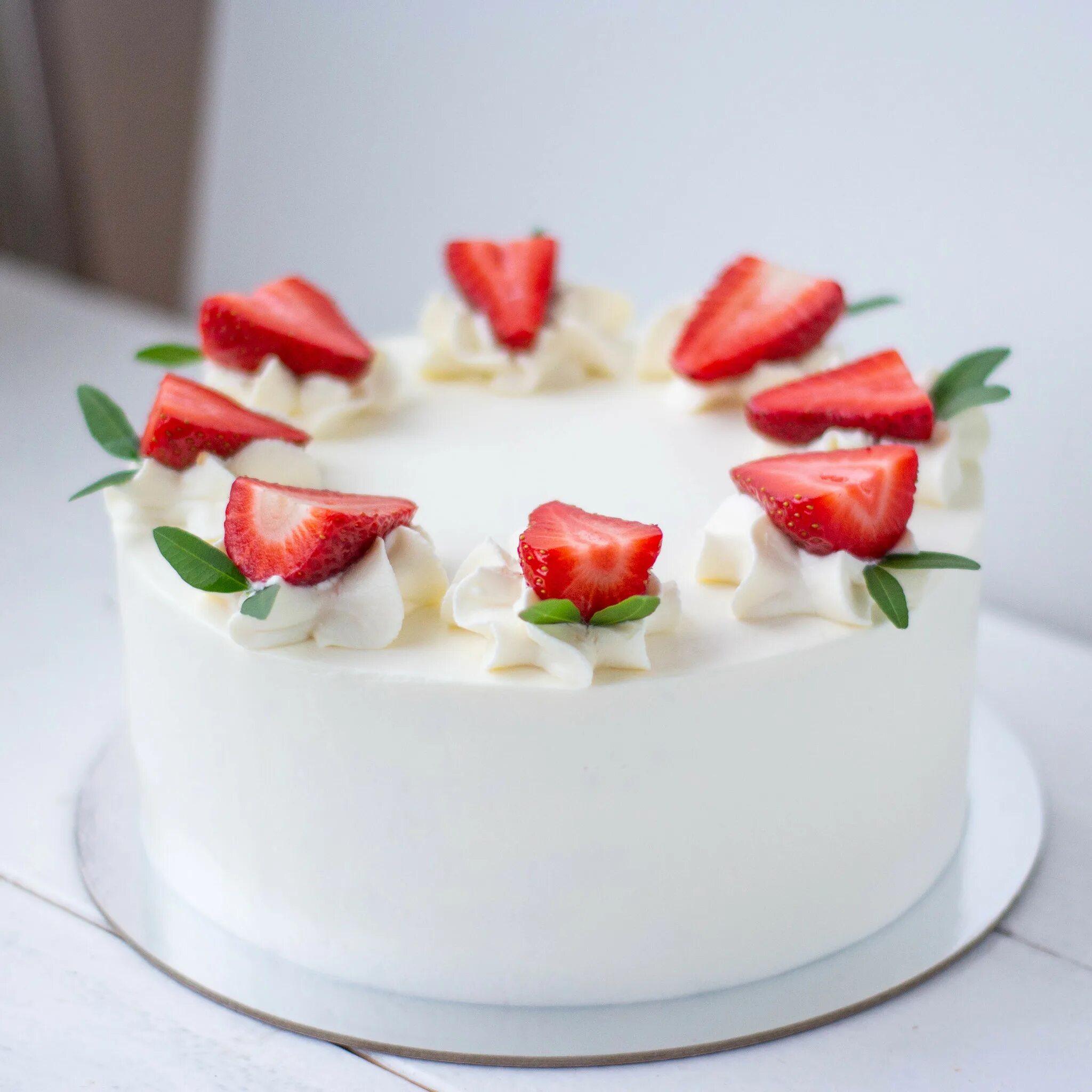 Торт молочная девочка в разрезе. Крем молочная девочка с клубникой. Торт молочная девочка с клубникой свадебный. Торт молочная девочка. Молочная девочка с пломбирным кремом.