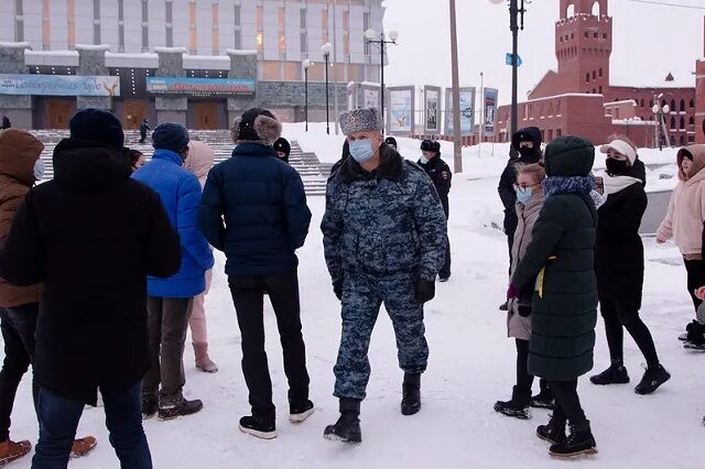 Йошкар ола митинг. Митинг Йошкар Ола сегодня. Город Йошкар Ола избиение в ёлке2023. Призыв 2020 15-18 декабря Йошкар-Ола.