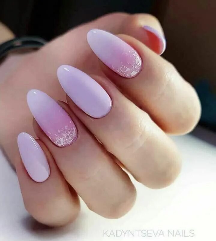 Градиент на ногтях. Маникюр градиент. Френч градиент маникюр миндаль. Маникюр 2023 омбре градиент красный. Разноцветный градиентный маникюр.