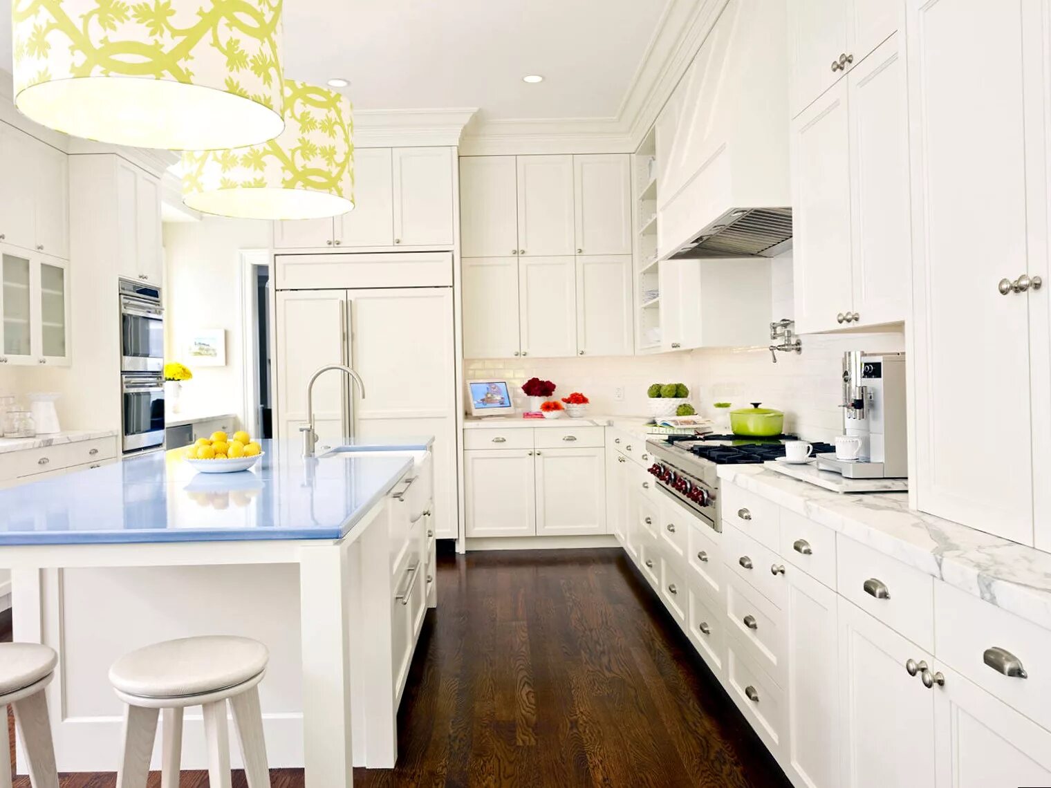 Красивая белая кухня. Белая кухня в интерьере. Кухня в белых тонах. Интерьер кухни в белом цвете. Кухни в белом цвете в современном.