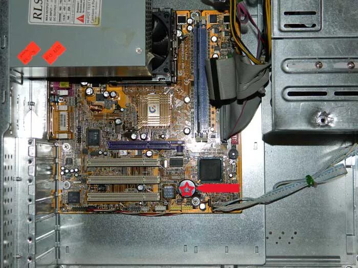 Биос на компьютере в системном блоке. Батарейка в системнике. Батарея биос в компьютере. Биос компьютера материнская плата. Батарейка в системном блоке.