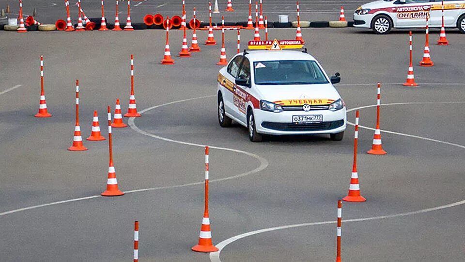 Сдача экзаменов в гаи после автошколы. Автодром экзамен ПДД. Экзамен ПДД 2021 на автодроме. Учебная машина. Учебная машина для вождения.