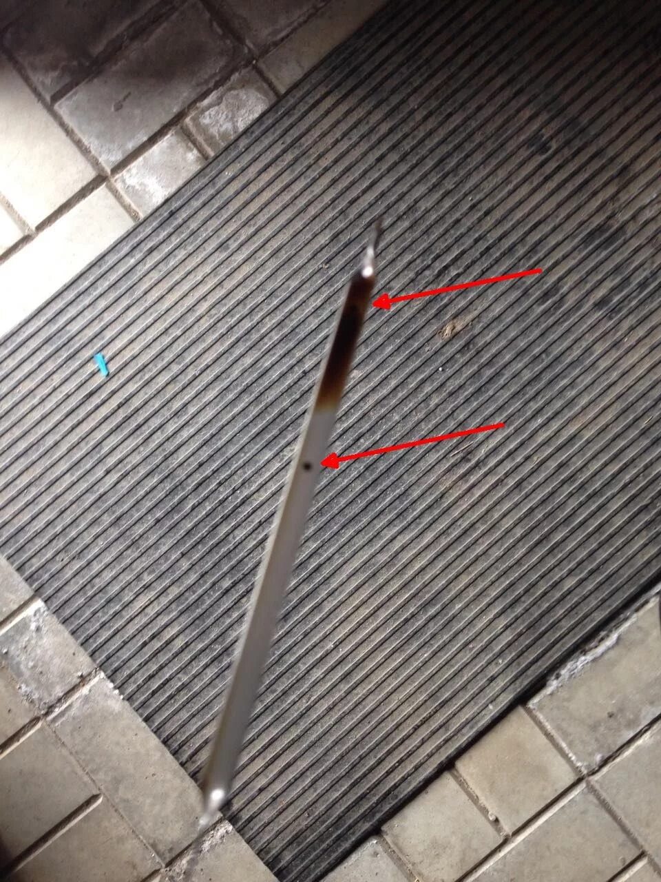 6. Уровень масла по щупу субару форестер. Subaru forester sf5 уровень масла. Уровень масла форестер. Уровень масла форестер.