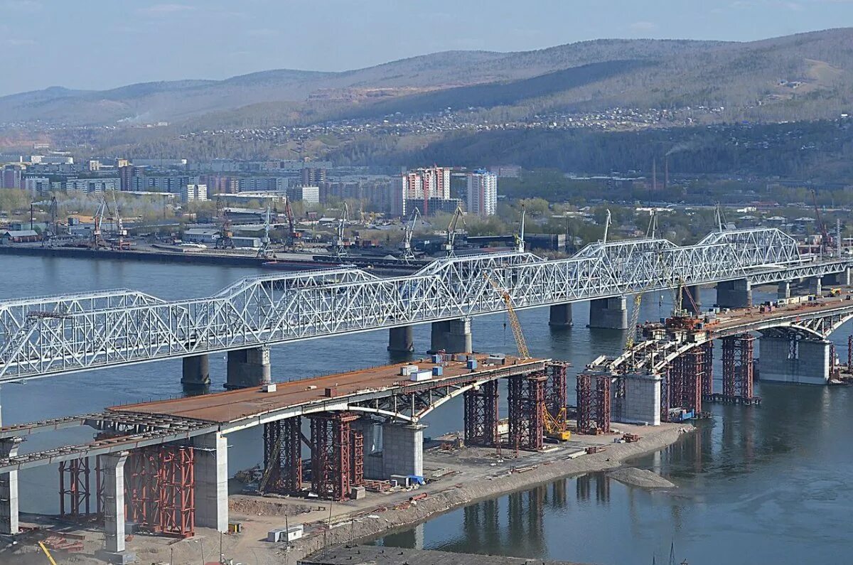 В красноярске на николаевском мосту. Николаевский мост Красноярск. Николаевский 4 мост Красноярск. Мост через Енисей в Красноярске. Николаевский, Железнодорожный мост Красноярск.