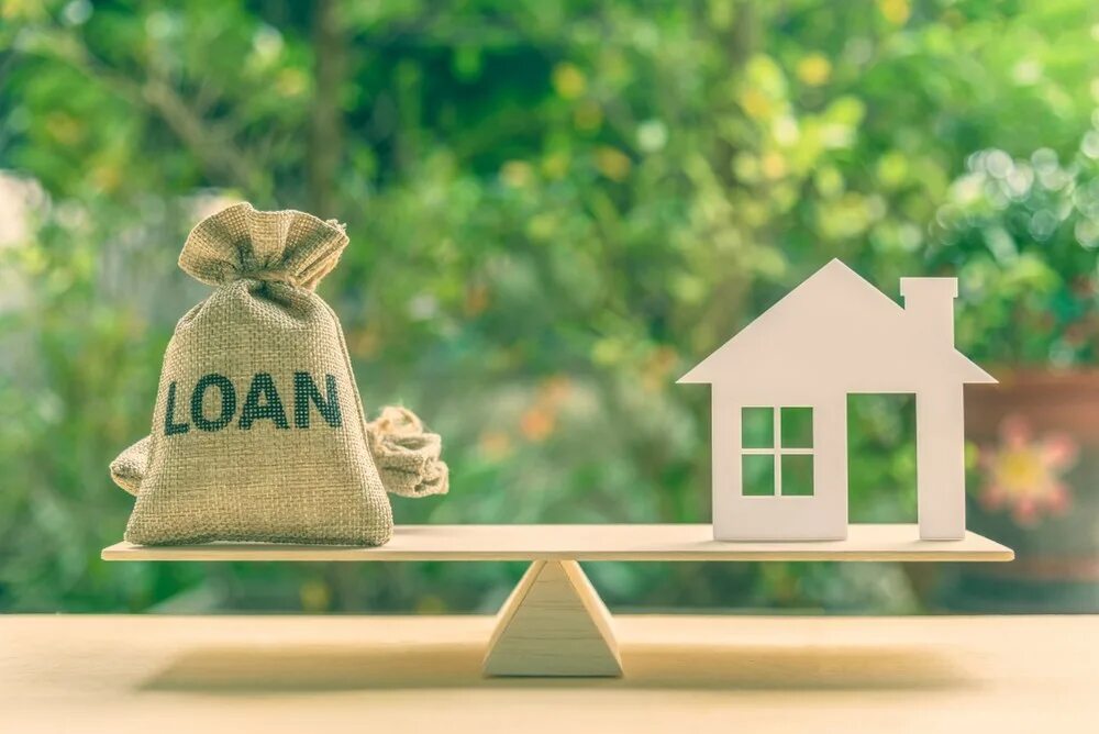 Открытка новая квартира - удачное вложение средств. Loan. Бюджет картинки. Передает деньги. Loan картинка.