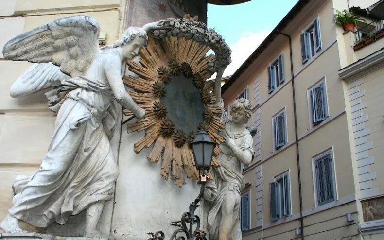 Ангел места. Город лион статуя ангела. Памятник ангел тольятти. Питер статуя ангела. Ангел места.