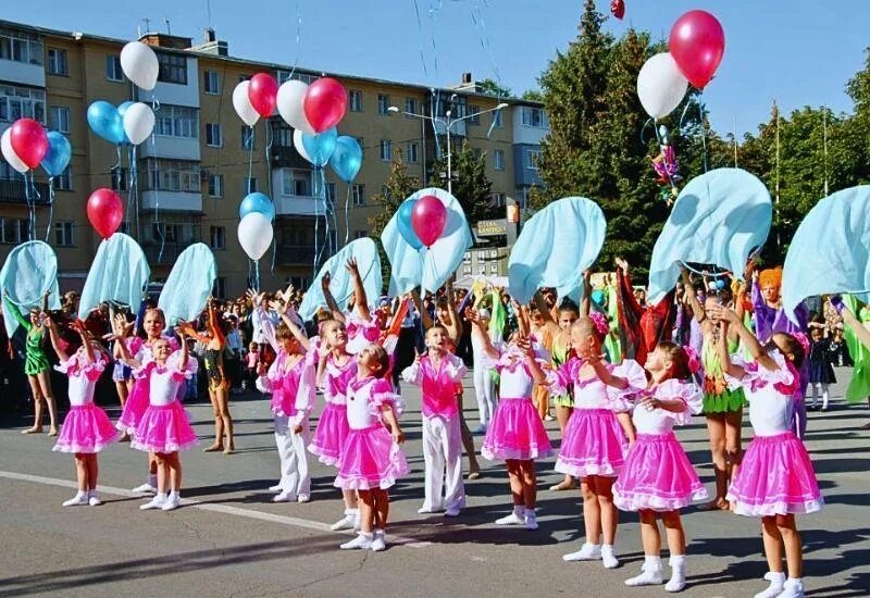 Римский фонтан каменск уральский. Каменский уральский пушка. Гостиный двор (каменск-уральский). Украшения на 1 мая для парада. Любимый город каменск-уральский.