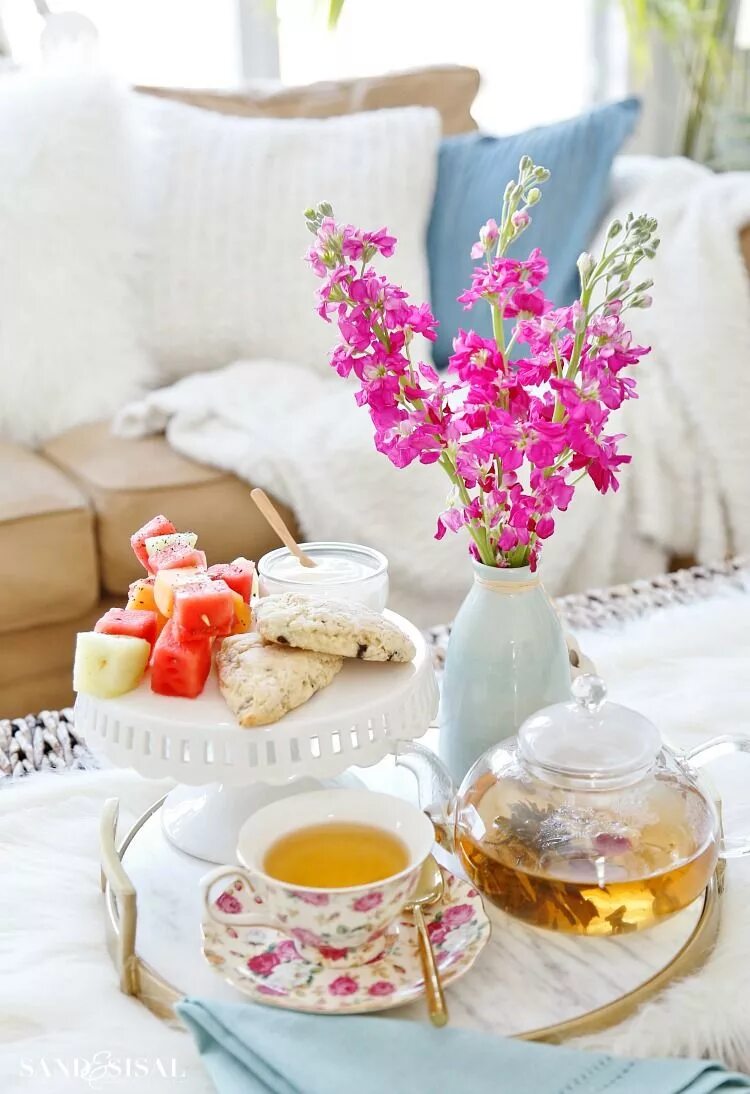 Красивое чаепитие картинки. Красивое чаепитие. Чашка чая и цветы. Утреннее Весеннее чаепитие. Летний чай.