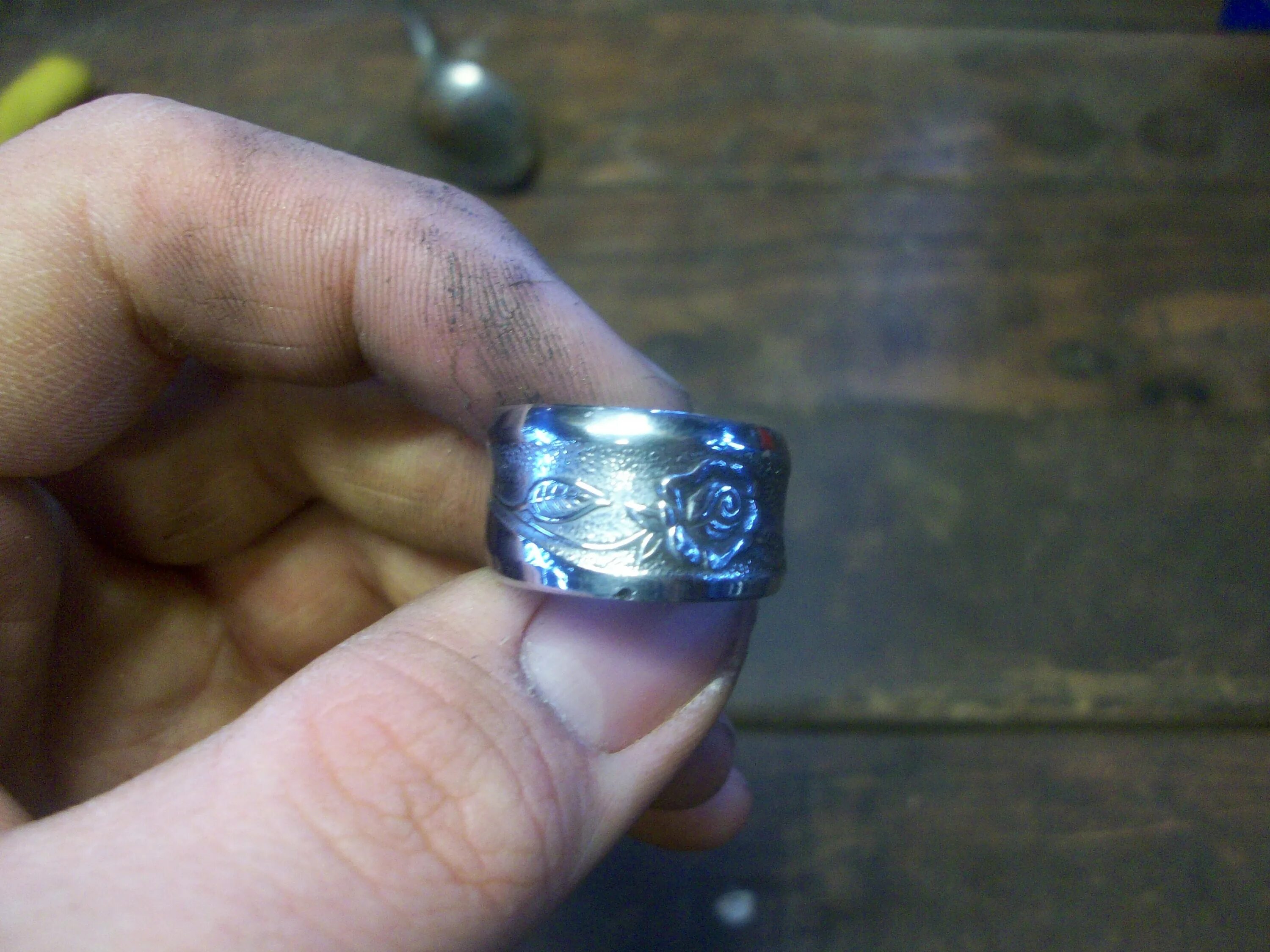 Из какого металла сделаны кольца. Кольцо своими руками. Как сделать кольцо из металла. Как сделать кольца из свинца. Как сделать кольцо из газеты.