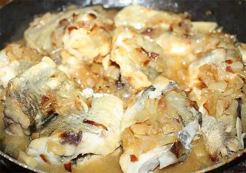 Рыба с луком и майонезом на сковороде. Навага в духовке с морковью и луком и майонезом. рыба на луковой подушке в духовке. навага в духовке. навага с луком в духовке.