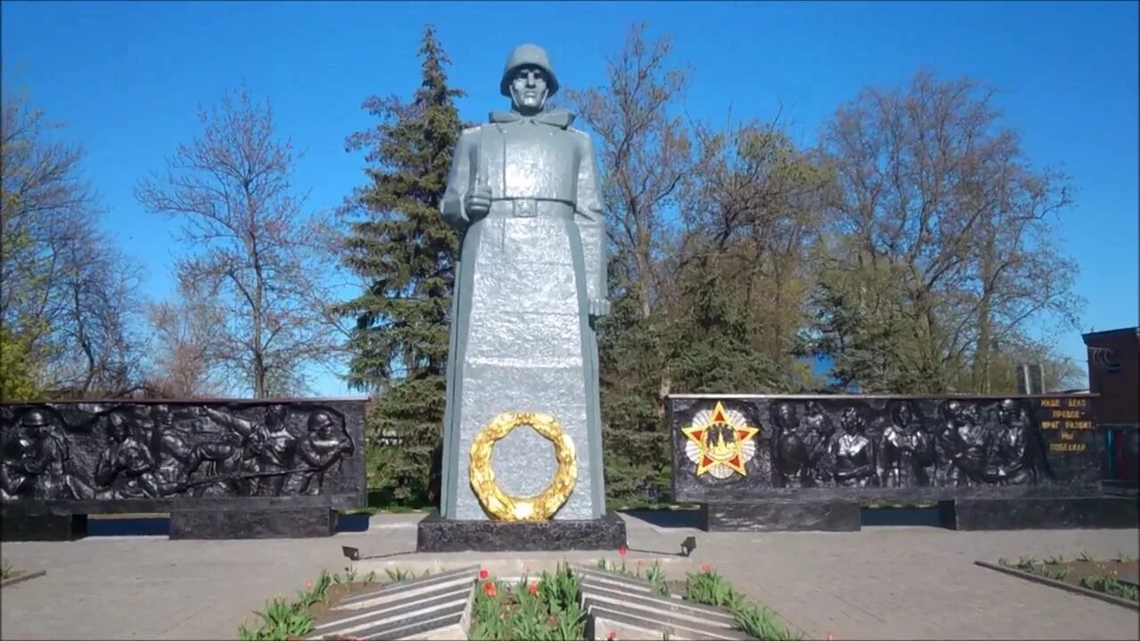 Матвеев курган на завтра. Мемориал солдат Матвеев Курган. Памятники Матвеево Кургана. Матвеев Курган мемориальный комплекс. Поселок Матвеев Курган Ростовской области.