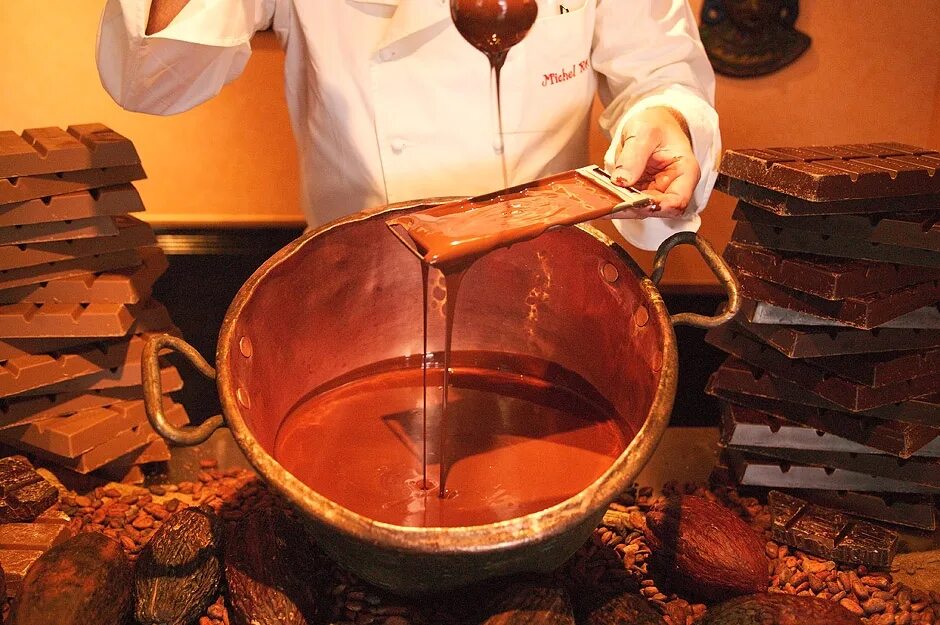 Как изготовляют шоколад. Формование шоколадных масс. Оборудование для приготовления шоколада. Производство шоколада. Формовка шоколада.